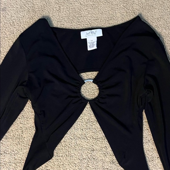 black crop top - Picture 2 of 3